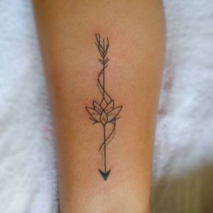 tatuaje pequeño de flecha