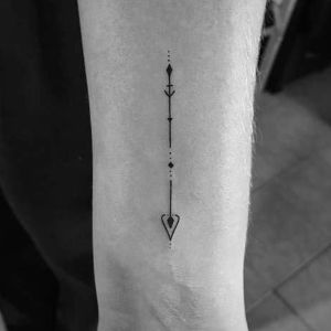 tatuaje sencillo de flecha