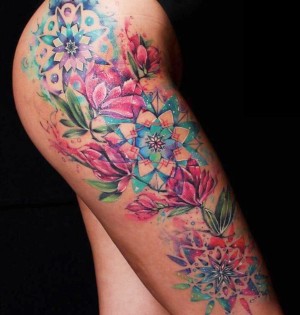 tatuaje de flores para mujer en la pierna