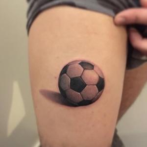 balon de futbol tatuado