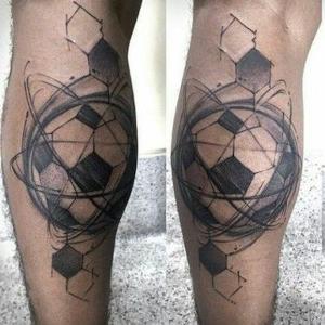 tatuaje de futbol estilo geometrico