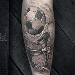 tatuaje realista de futbol