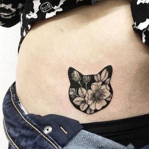 tatuaje silueta de cara de gato