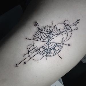 tatuaje geometrico de compas