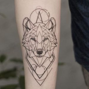 tatuaje geometrico de lobo