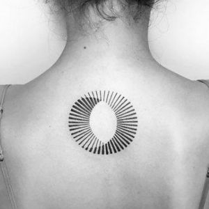 tatuaje geometrico en la espalda