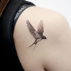 tatuaje de golondrina para chica