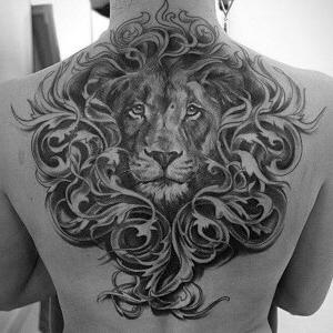leon tatuado en la espalda