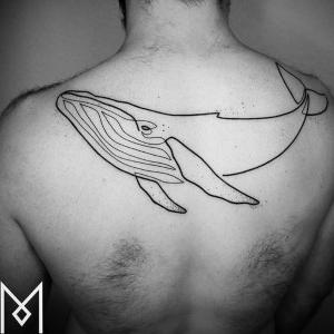 tatuaje minimalista de ballena en la espalda