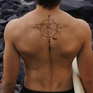 tatuaje pequeño para hombre en espalda