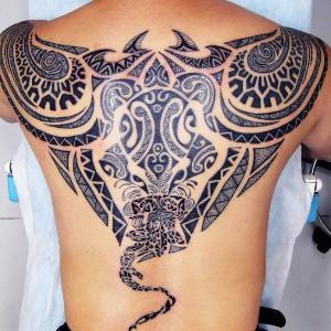 tatuaje polynesio para hombre