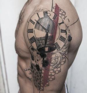 tatuaje para hombre en hombro