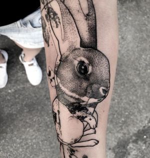 tatuaje conejo brazo