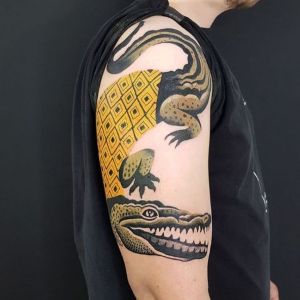 tatuaje de cocodrilo en el brazo