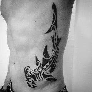tatuaje para hombre tiburon tribal en costillas