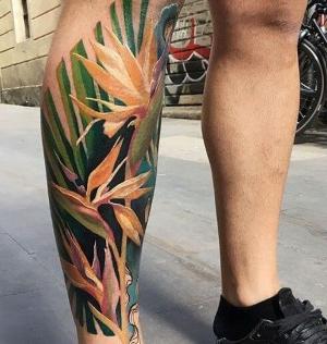 tatu en la pierna de flores