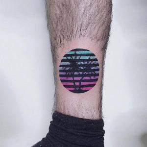 tatuaje original para hombre en la pierna