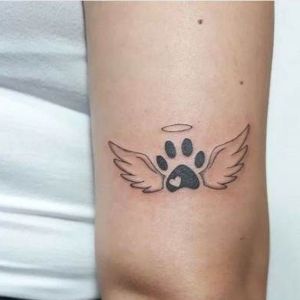 tatuaje de huella de perro y alas