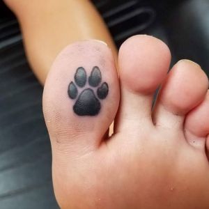 tatuaje de huella en el pie