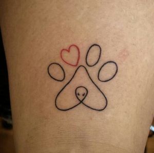 tatuaje minimalista de huella de perro