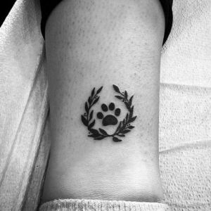 tatuaje para hombre de huella de perro