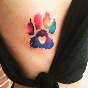 tatuaje para mujer de huellas de perro