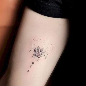 tatuaje pequeño de huella de perro