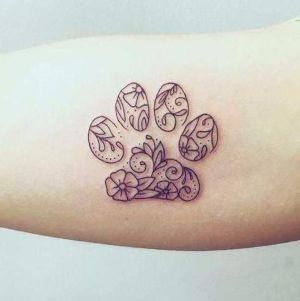 tatuajes de huellas de perro con flores