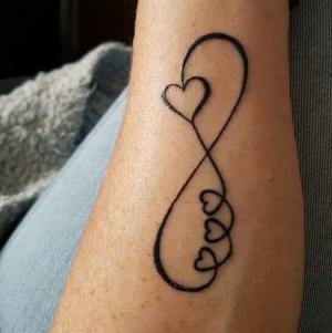 tatuaje infinito y corazones