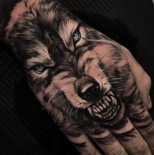 tatuaje de lobo en la mano