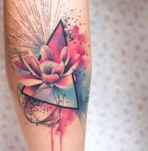 foto de tatuaje de flor de loto a color