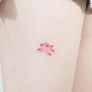 tatuaje de flor de loto chica