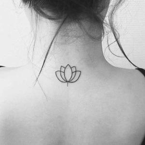 tatuaje de flor de loto para mujer en la nuca
