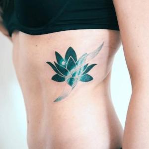 tatuaje de flor de loto para mujeres