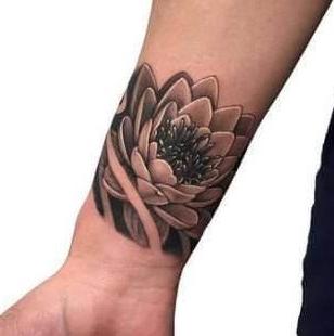 tatuaje flor de loto en la muñeca