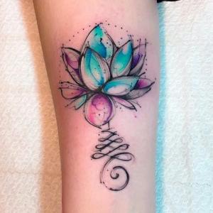 tatuajes de flor de loto en brazo