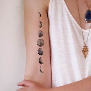tatuaje de las fases de la luna