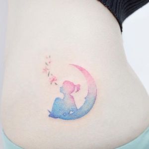 tatuaje de luna delicado
