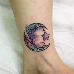 tatuaje de luna en el tobillo