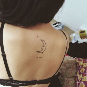 tatuaje de luna en la espalda