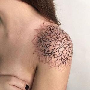 tatuaje de mandala en el hombro