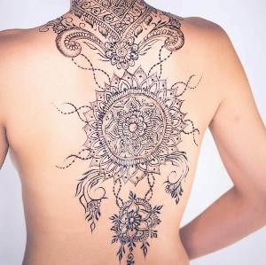 tatuaje de mandala en la espalda