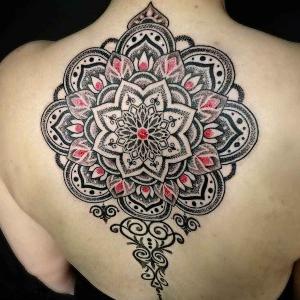 tatuaje grande de mandala
