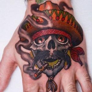 diseño de tatuaje en la mano