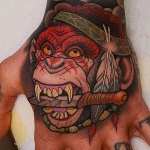 tatuaje en la mano a color