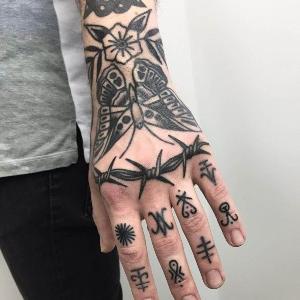 tatuaje en la mano y dedos