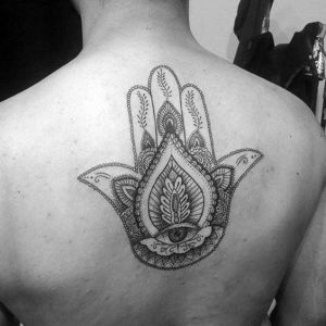 tatuaje en la espalda de mano de fatima
