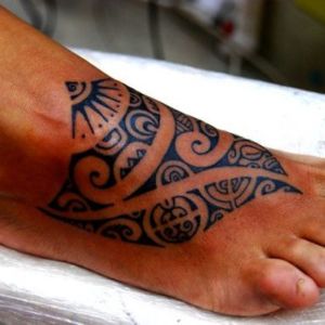tatuaje maori en el pie