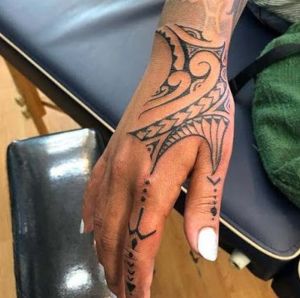 tatuaje maori en la mano