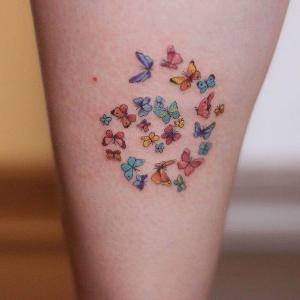 pequeñas mariposas tatuadas